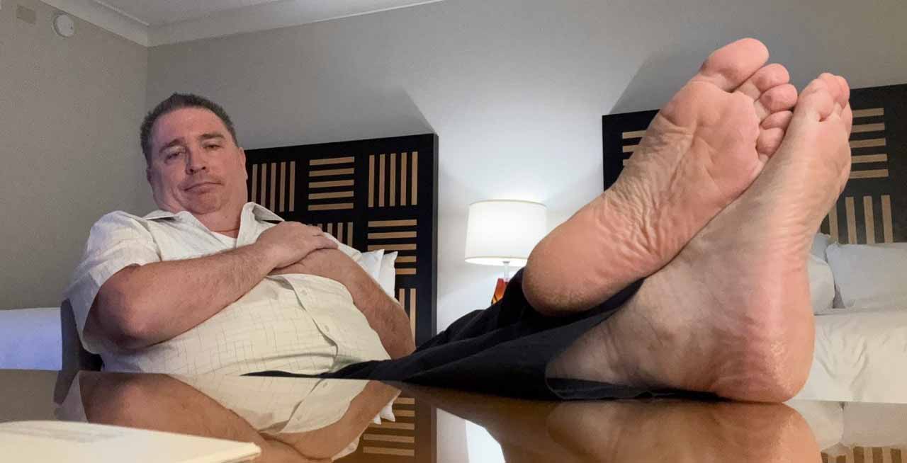 Look these hot old man foot soles