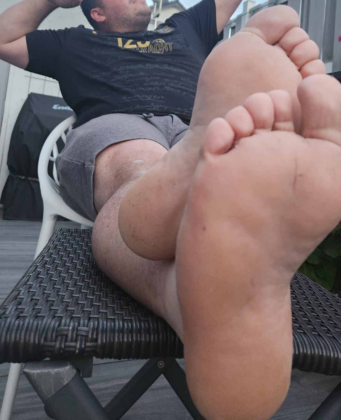 Goon on wrinkled straight men foot
