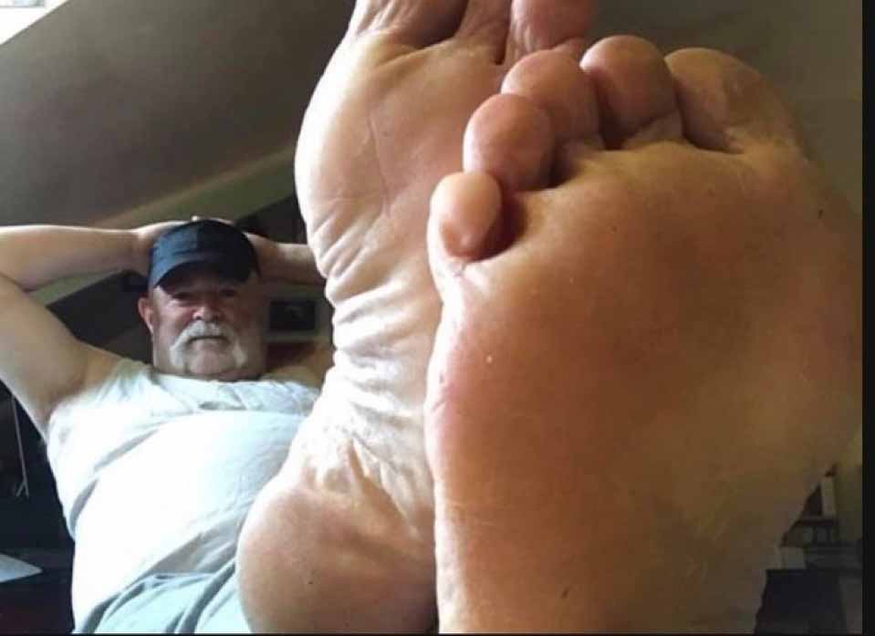 Suck and service the Size 12 old chub feet soles