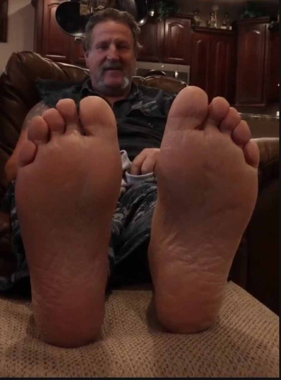 Worship stinky old men toes