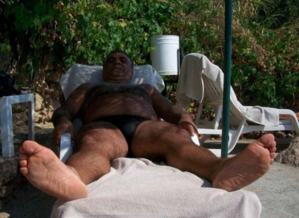 Suck and service the wide alpha male feet soles