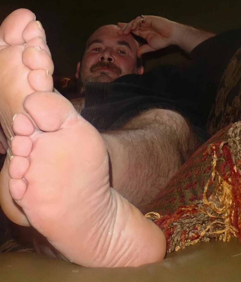 Goon on beefy worker feet