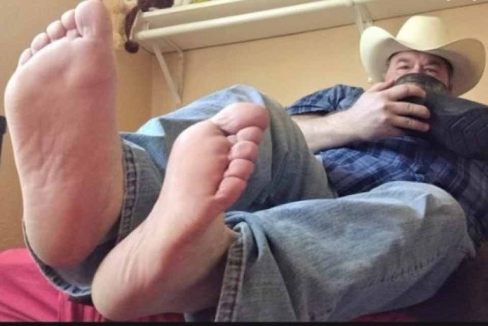 Enjoy this hot male toes