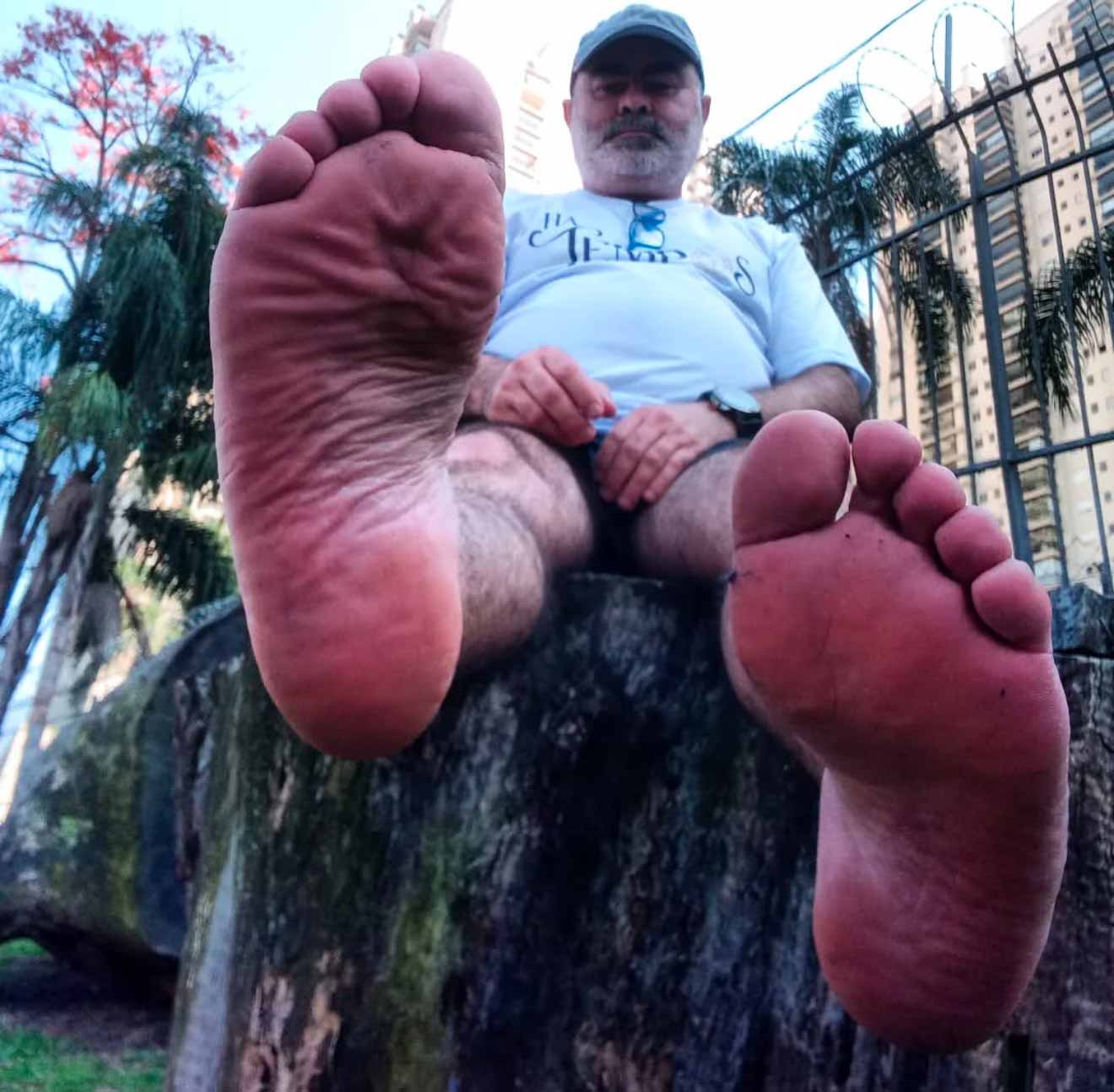 Incredible stinky grampa foot