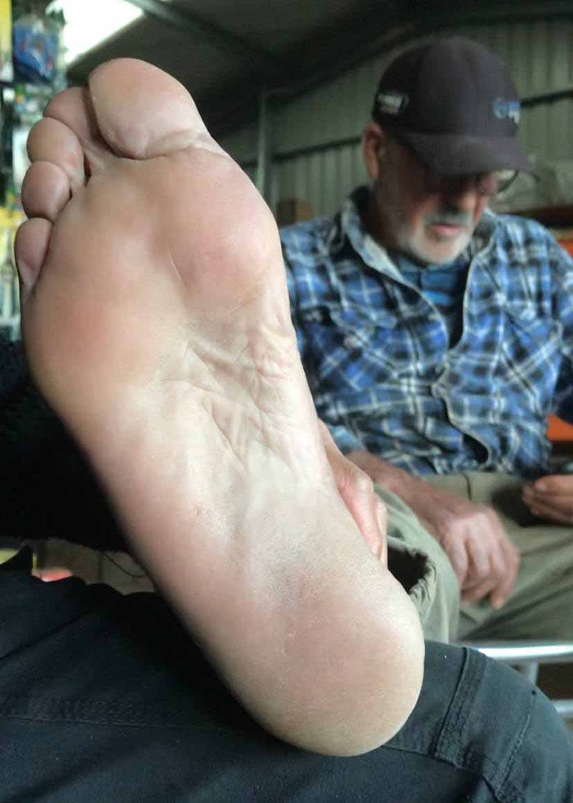 Suck and service the large grampa paws