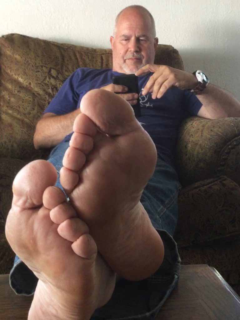 Suck and service the Size 11 str8 men toes