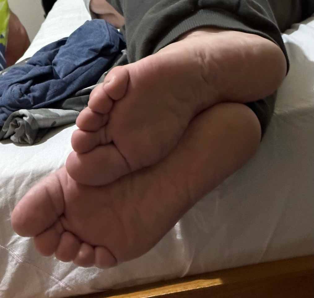 Suck and service the stinky chub foot soles