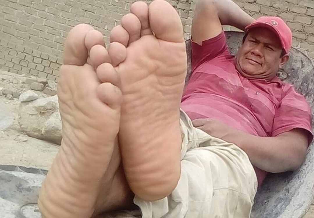 Suck and service the Size 13 alpha male toes