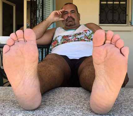 Goon on hot old chub paws