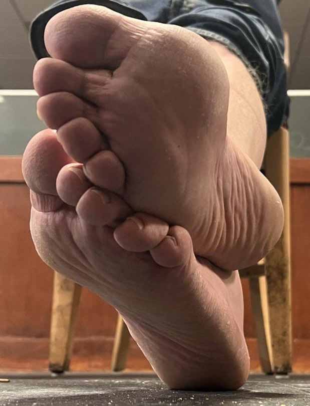 Suck and service the burly bum feet