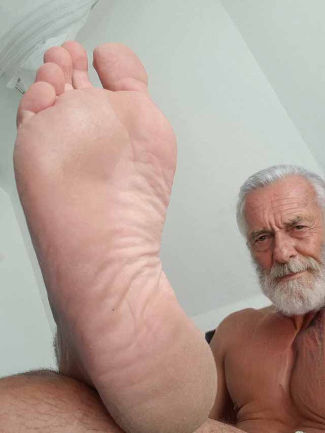 Suck and service the beefy str8 men feet soles