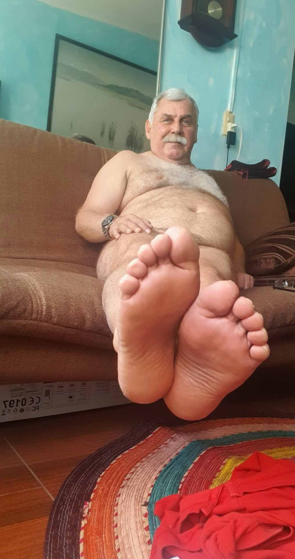 Goon on plump daddy toes