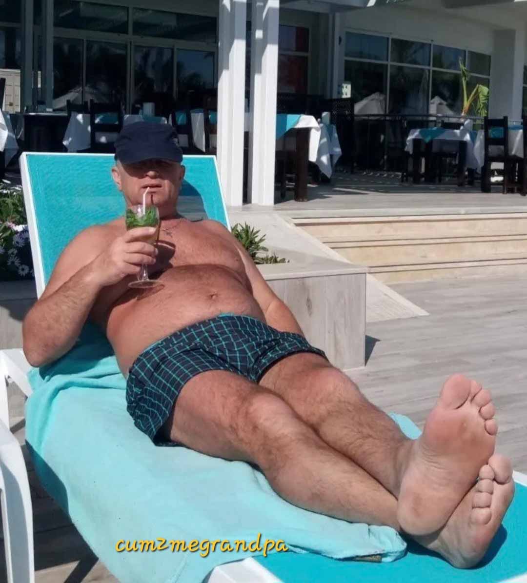 Enjoy this huge straight man feet