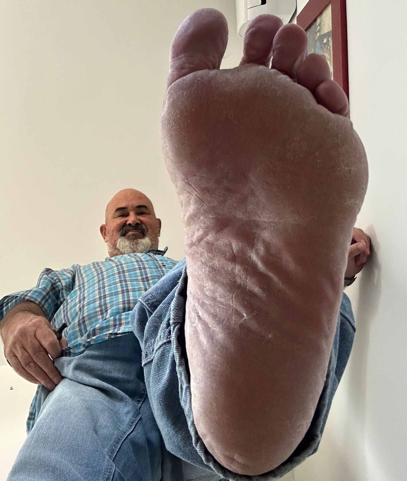 Drool over beefy grampa feet