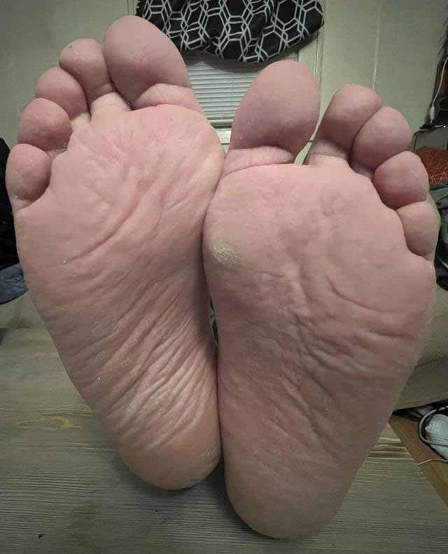 Suck and service the big married man toes