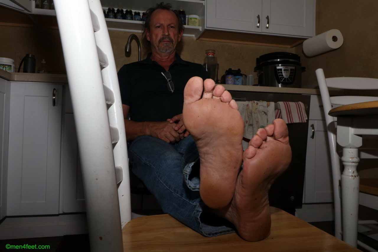 Suck and service the wrinkled daddy bear feet soles