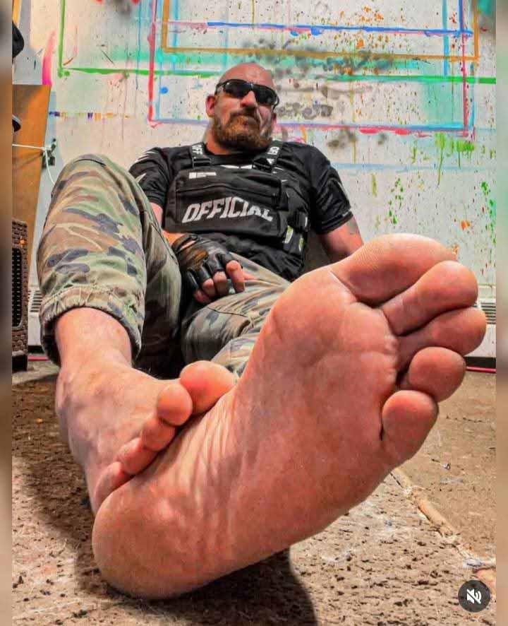 Look these dirty straight men foot soles