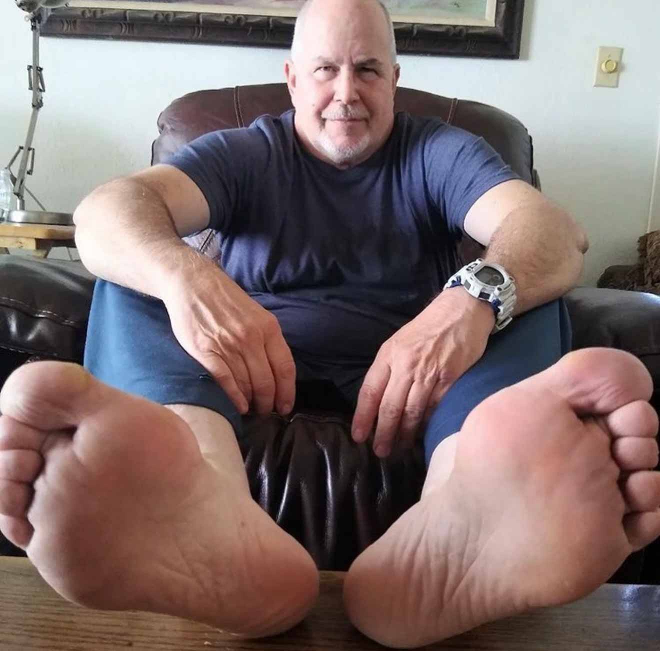 Worship beefy male foot soles