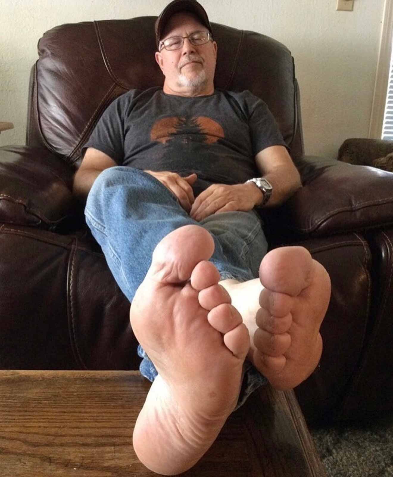 Goon on meaty old men feet soles