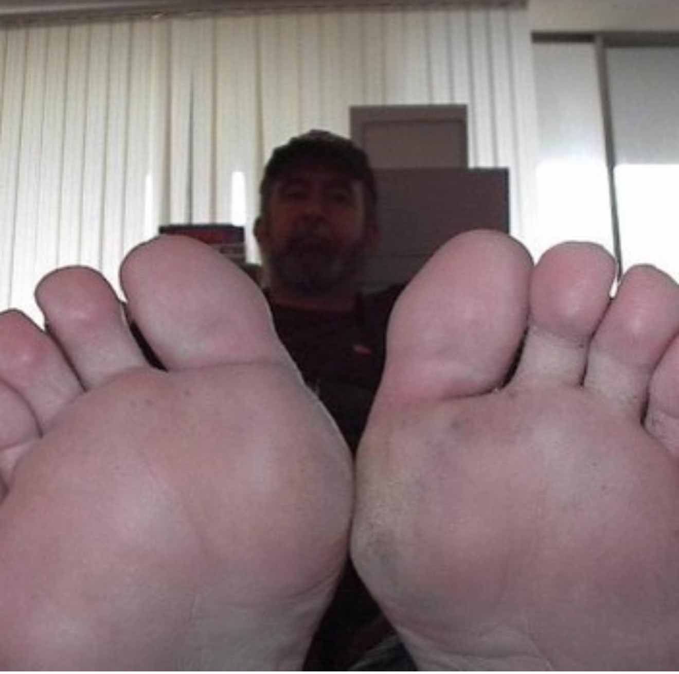 Goon on meaty married men feet