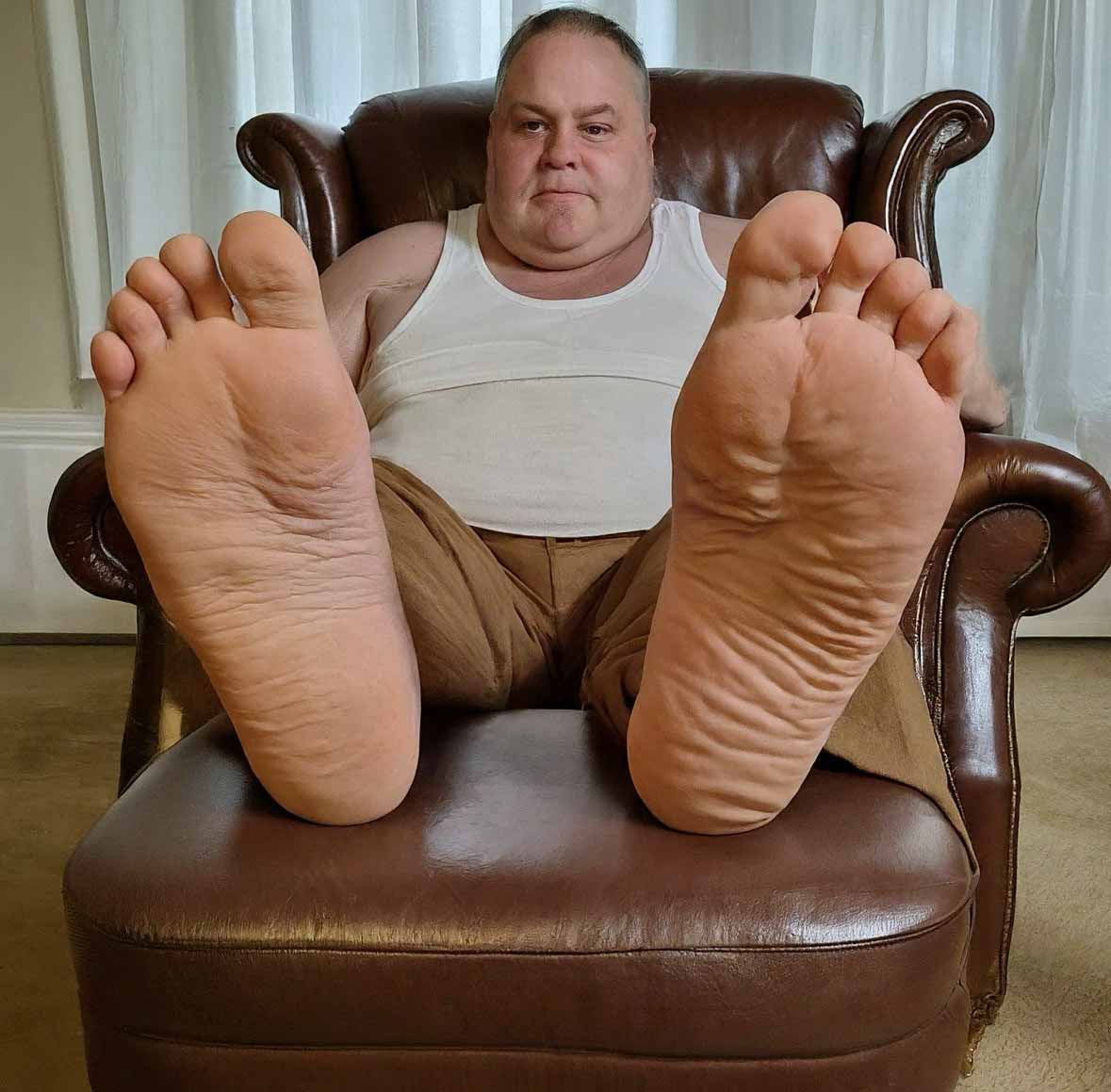 Incredible beefy older man toes