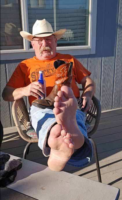 Suck and service the Size 13 old chub toes