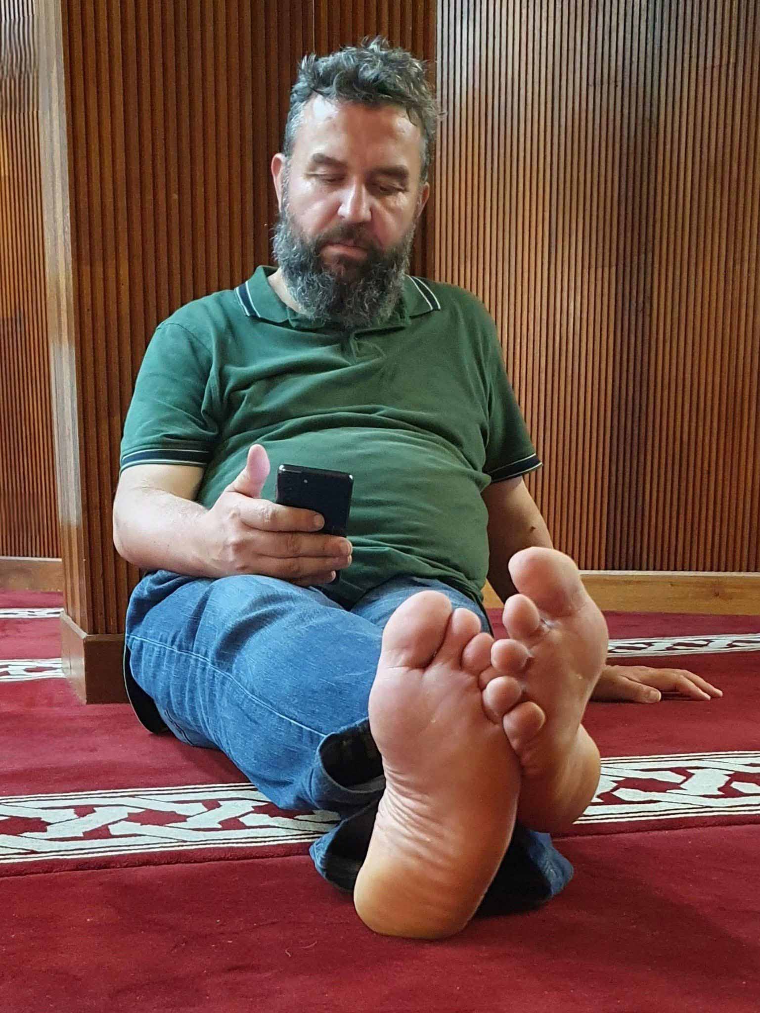 Look these wide straight man foot soles