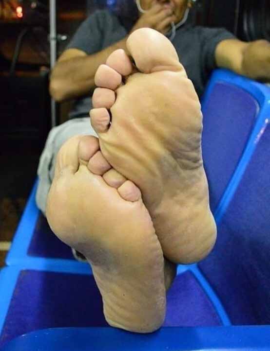 Incredible Size 14 worker paws