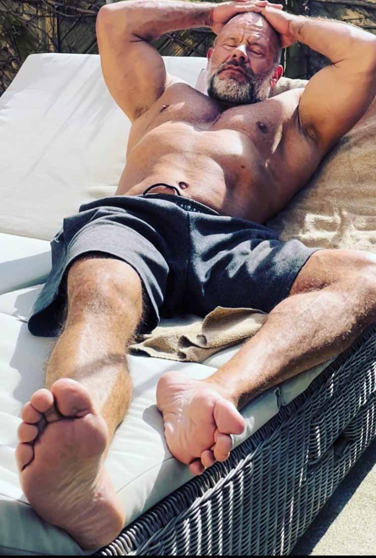 Suck and service the wide male soles