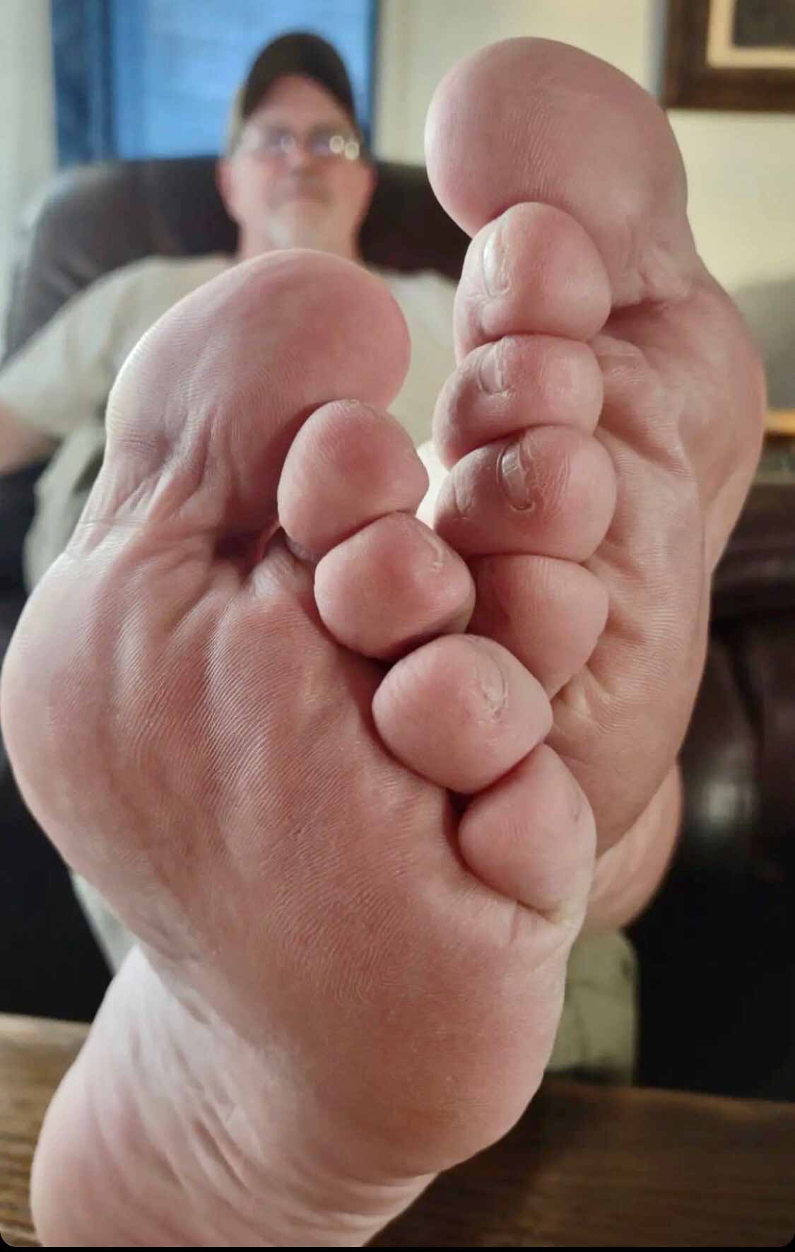 Worship large hunk toes