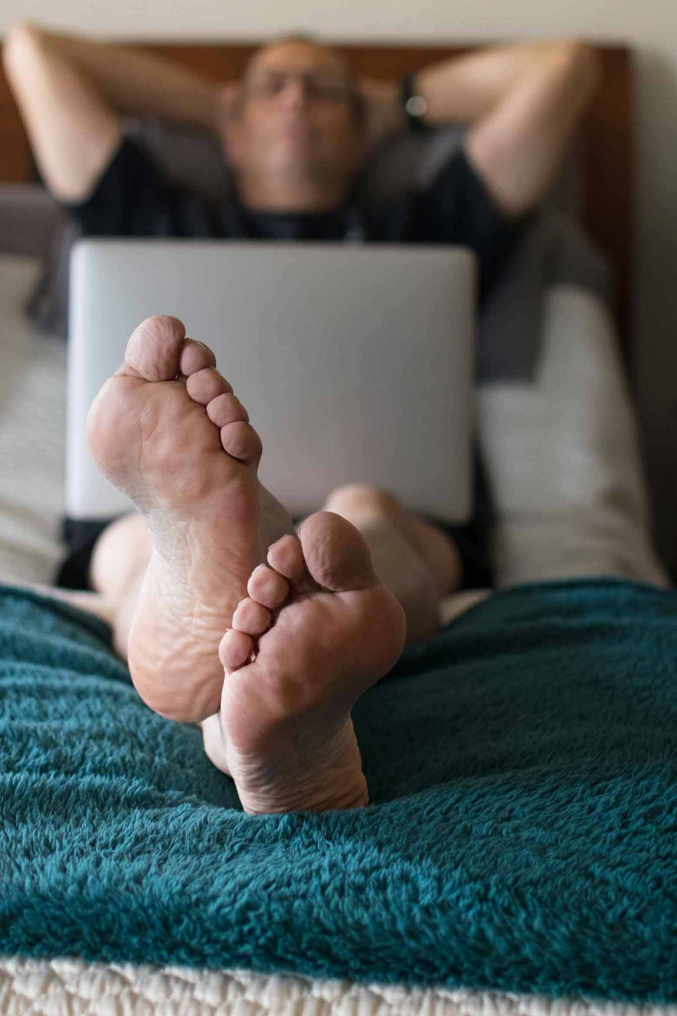 Suck and service the dirty married feet soles