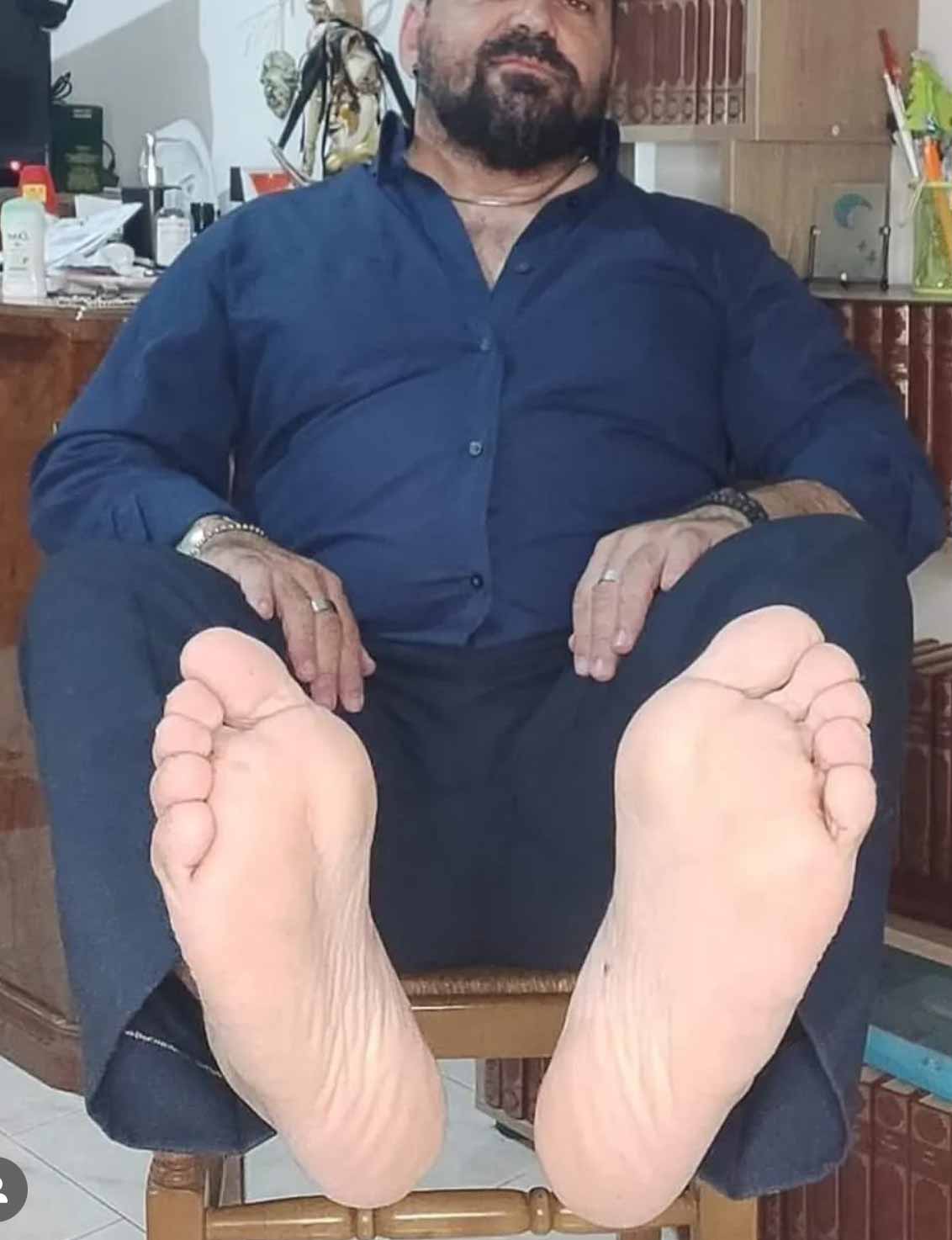 Suck and service the wrinkled str8 men paws