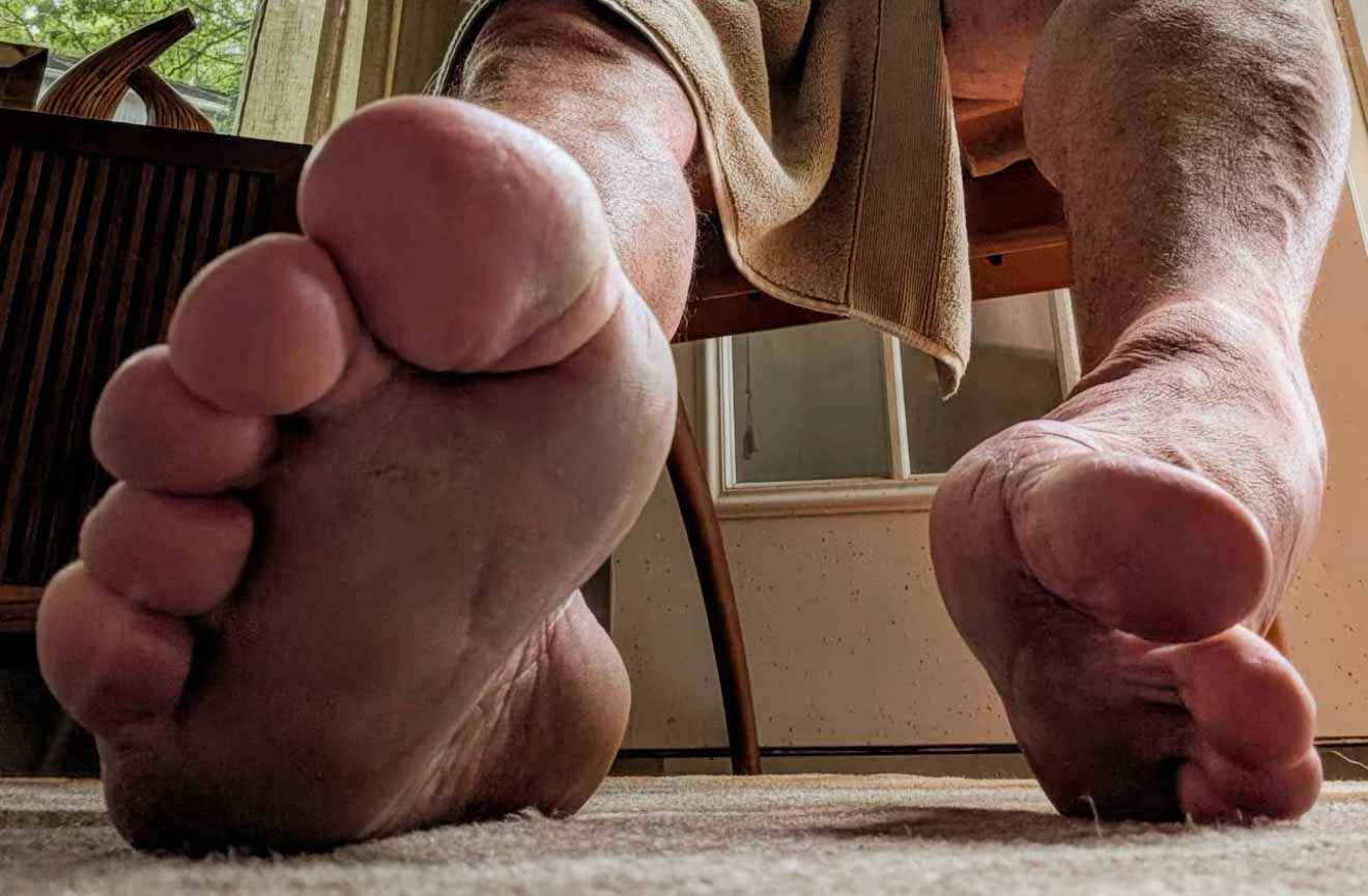 Goon on meaty old men paws