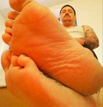 Suck and service the Size 12 brute toes