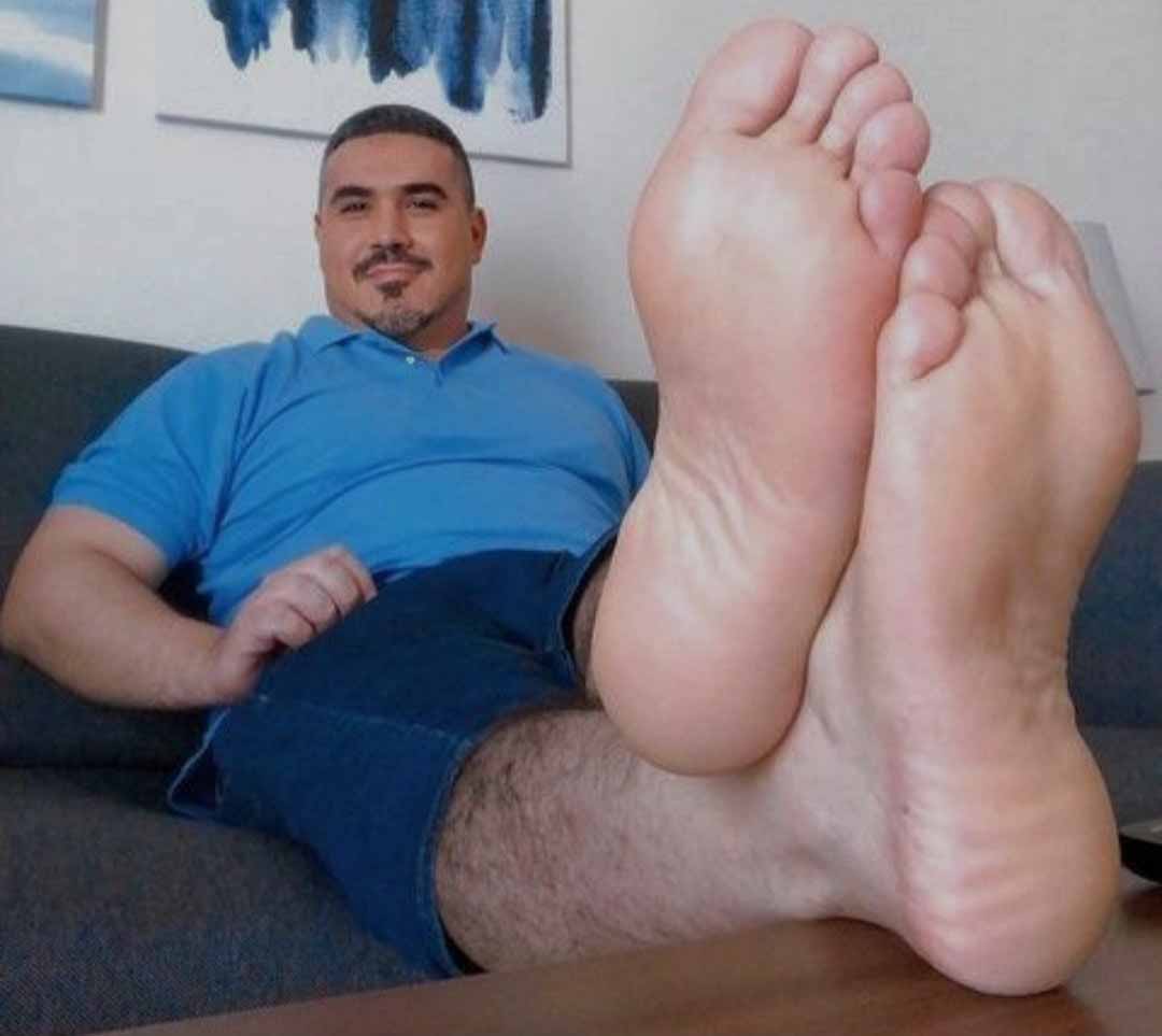 Enjoy this big married men foot